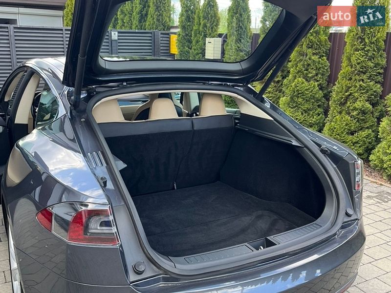 Ліфтбек Tesla Model S 2015 в Львові