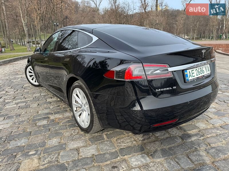 Лифтбек Tesla Model S 2017 в Киеве
