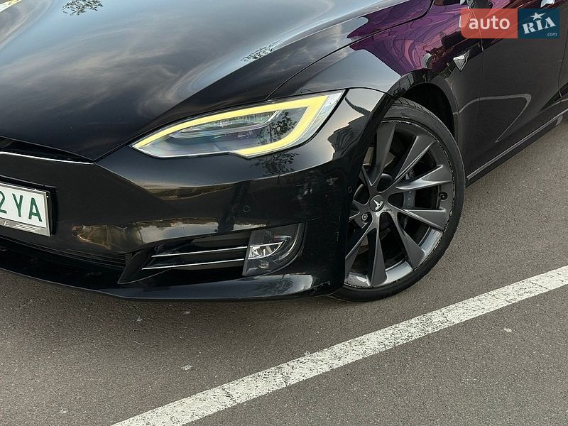 Лифтбек Tesla Model S 2018 в Киеве