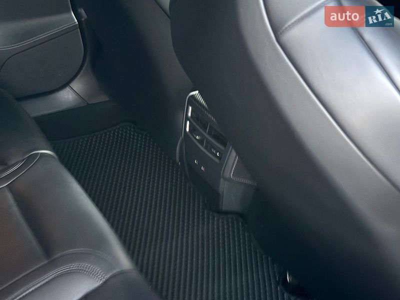 Лифтбек Tesla Model S 2018 в Киеве