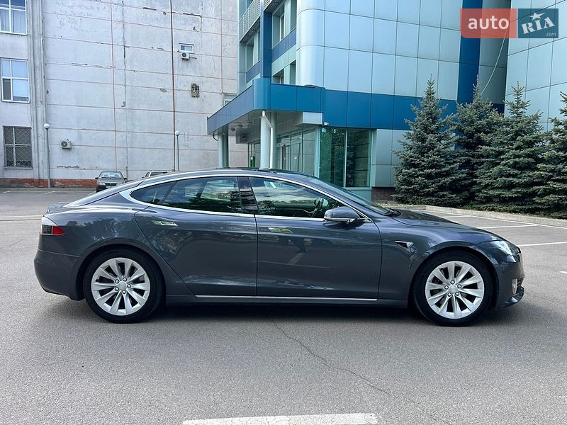 Лифтбек Tesla Model S 2018 в Киеве