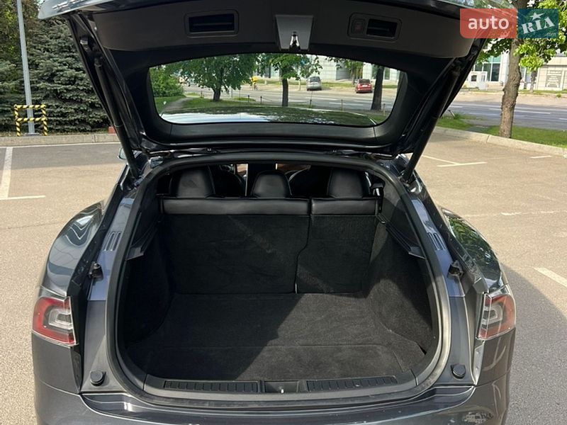 Лифтбек Tesla Model S 2018 в Киеве