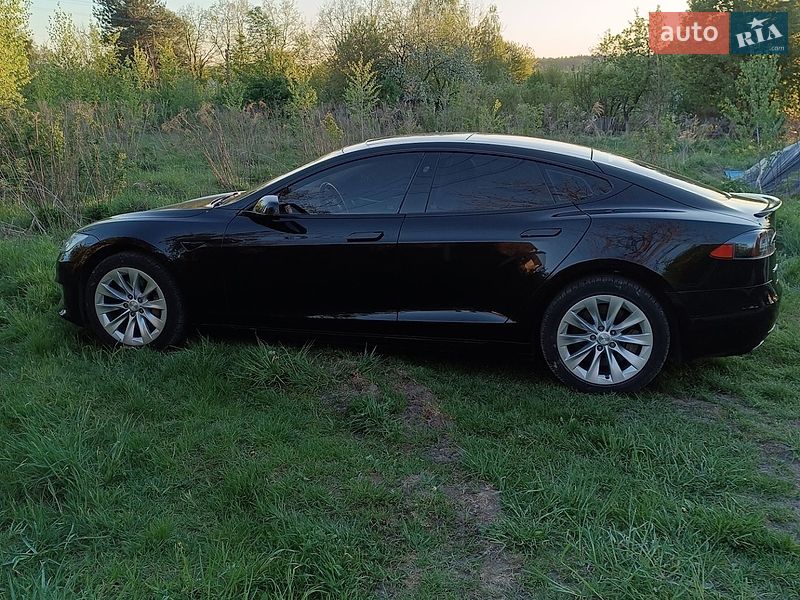 Лифтбек Tesla Model S 2017 в Львове