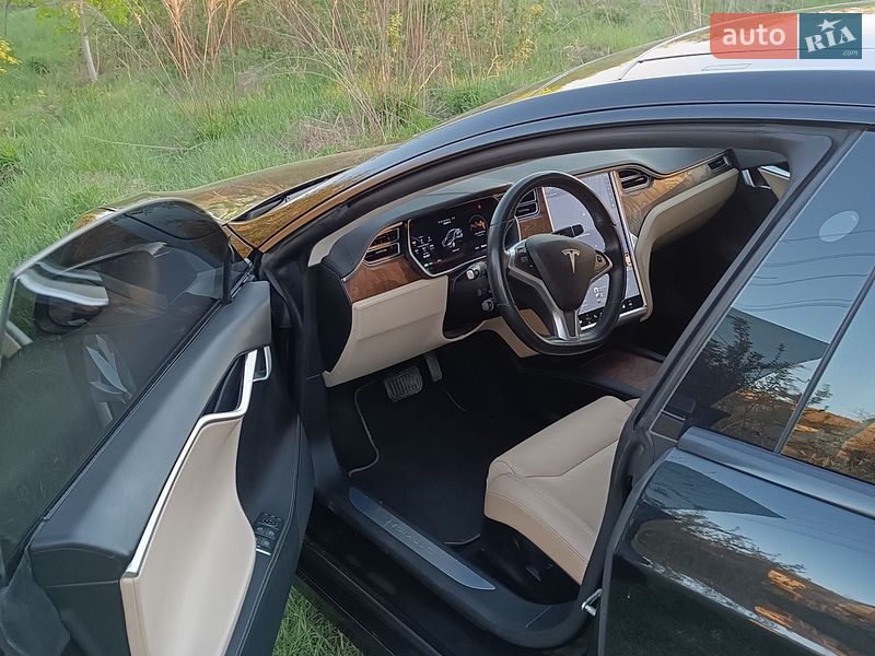 Лифтбек Tesla Model S 2017 в Львове