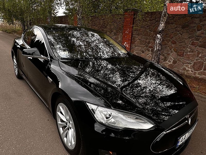 Ліфтбек Tesla Model S 2015 в Києві