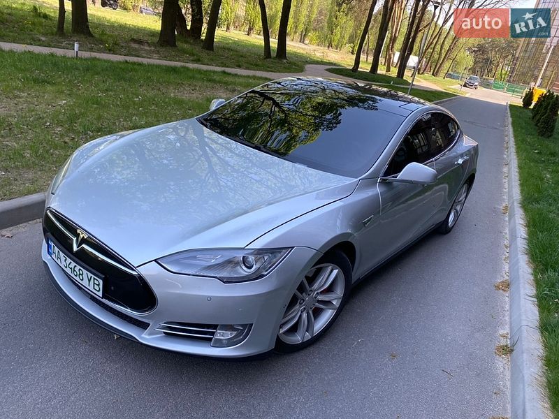 Ліфтбек Tesla Model S 2015 в Чернігові