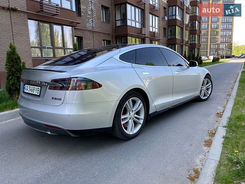Ліфтбек Tesla Model S 2015 в Чернігові