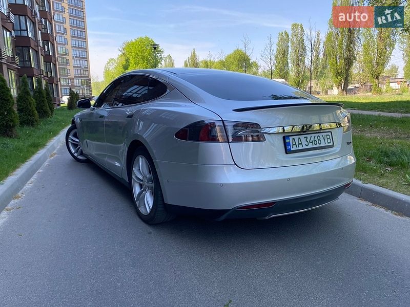 Ліфтбек Tesla Model S 2015 в Чернігові