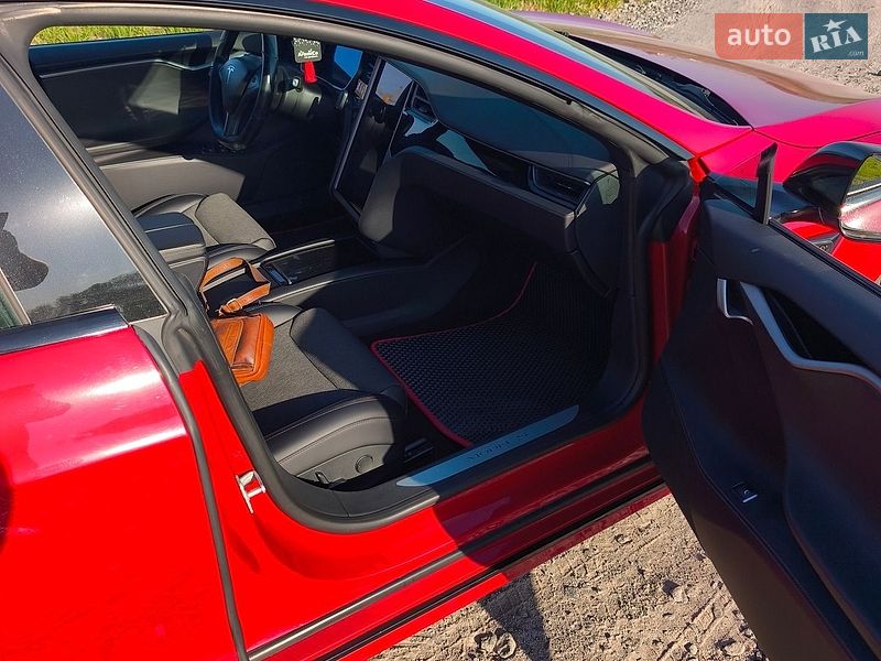 Лифтбек Tesla Model S 2018 в Виннице