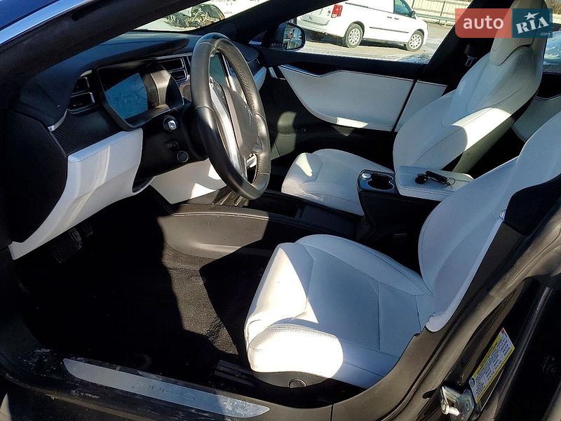 Лифтбек Tesla Model S 2017 в Львове