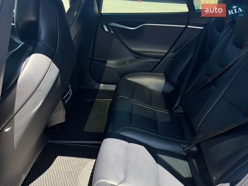 Лифтбек Tesla Model S 2017 в Умани