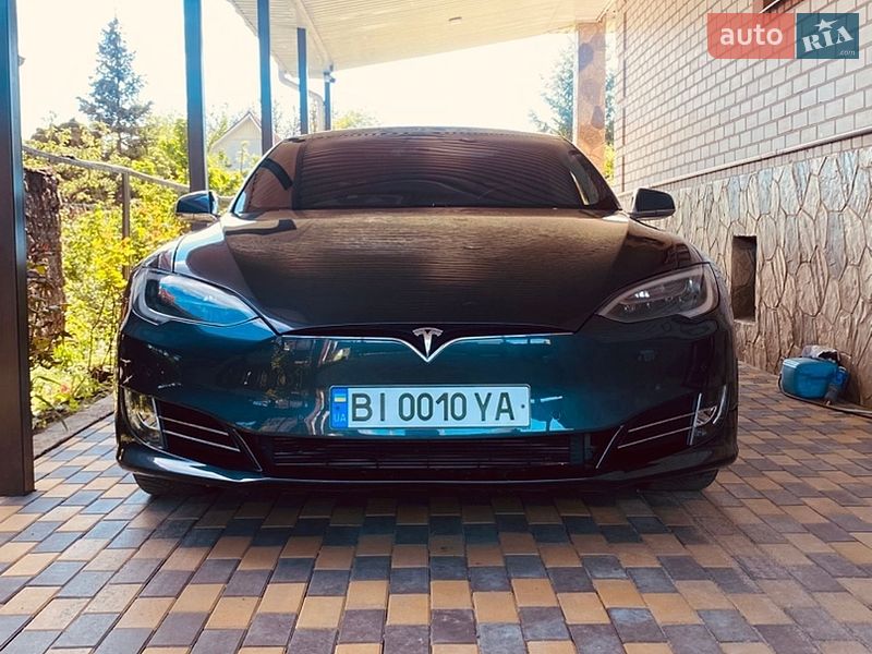 Ліфтбек Tesla Model S 2017 в Кременчуці