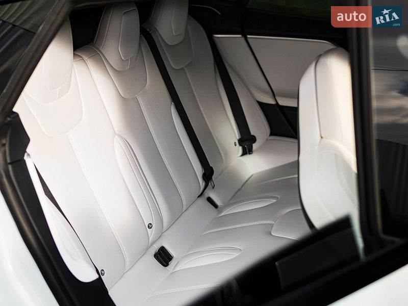 Лифтбек Tesla Model S 2017 в Кропивницком