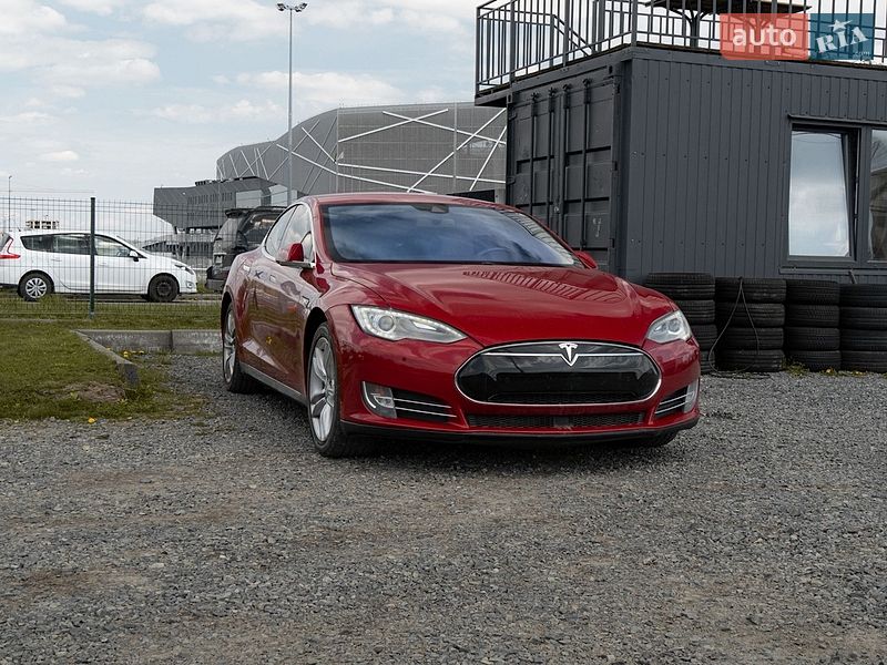 Лифтбек Tesla Model S 2014 в Львове
