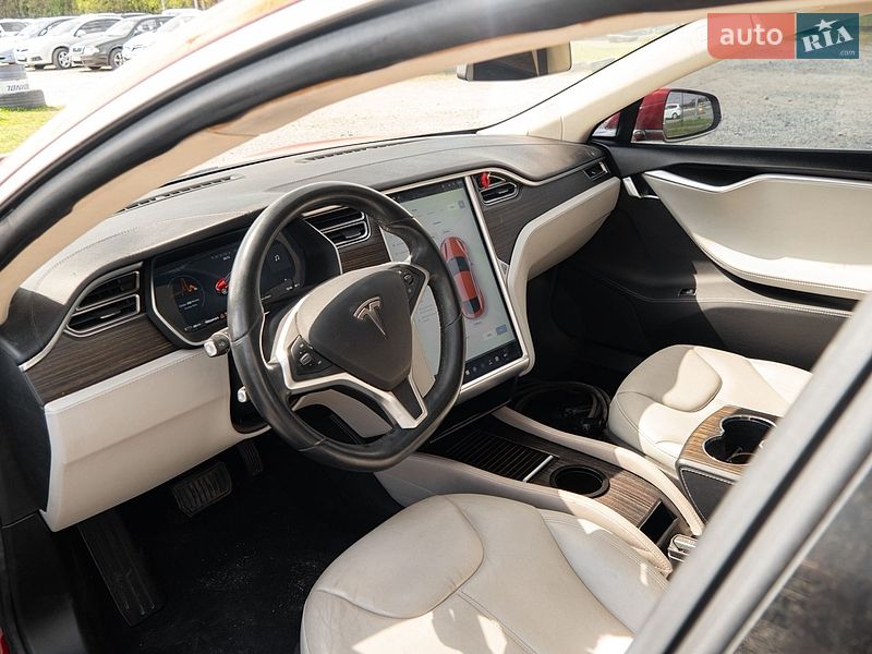 Лифтбек Tesla Model S 2014 в Львове