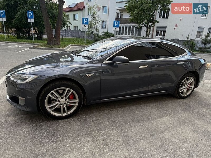 Лифтбек Tesla Model S 2016 в Львове