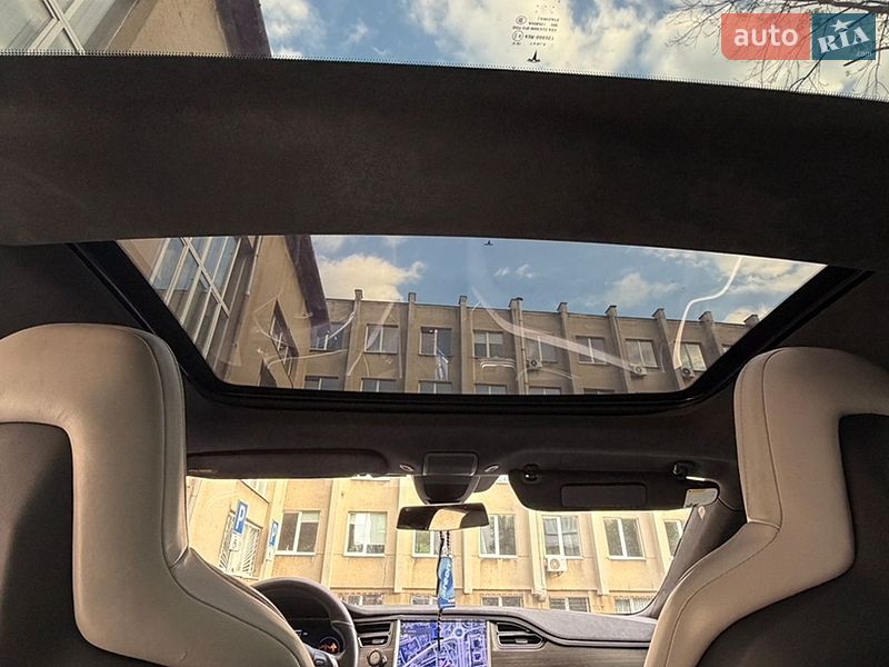 Лифтбек Tesla Model S 2016 в Львове