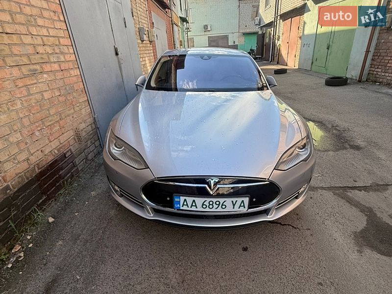 Лифтбек Tesla Model S 2015 в Киеве