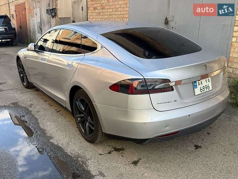 Лифтбек Tesla Model S 2015 в Киеве