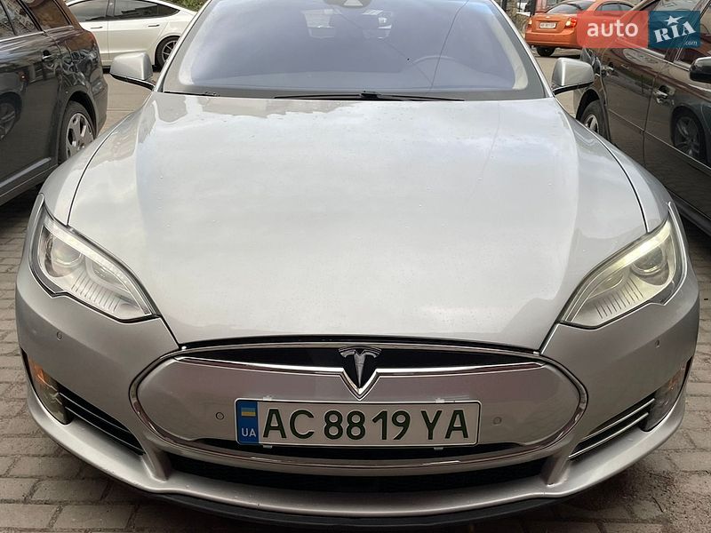 Лифтбек Tesla Model S 2016 в Виннице