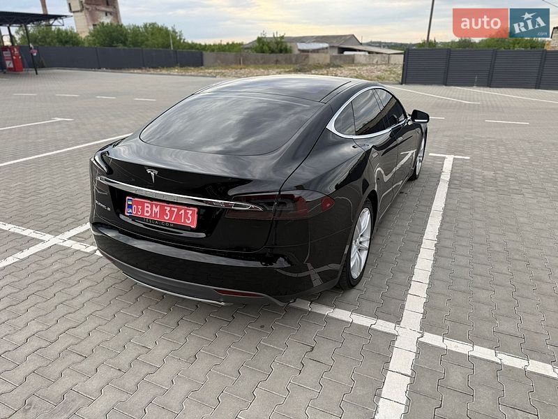 Ліфтбек Tesla Model S 2013 в Дубні