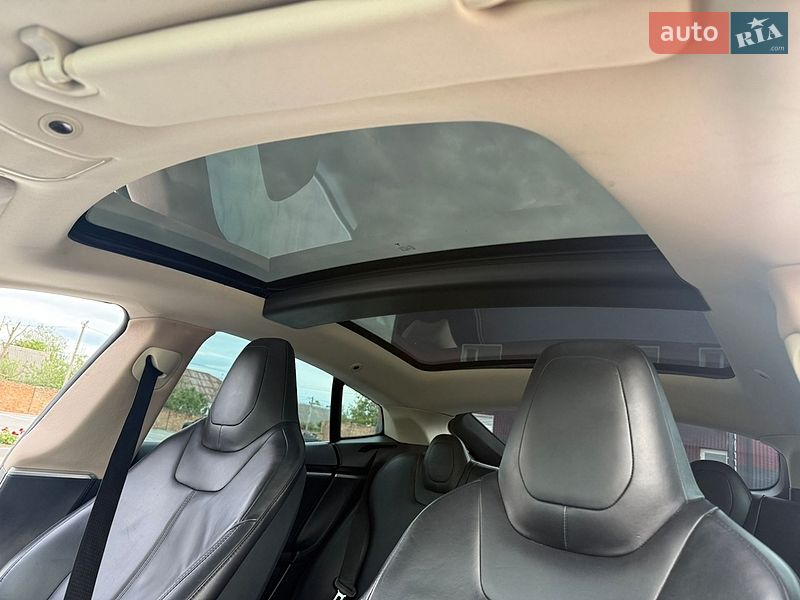 Ліфтбек Tesla Model S 2013 в Дубні