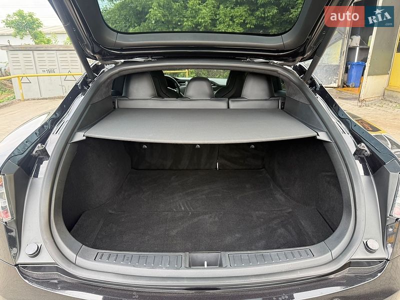 Ліфтбек Tesla Model S 2018 в Львові