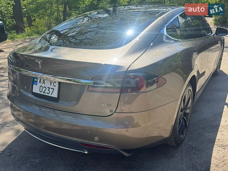 Лифтбек Tesla Model S 2015 в Киеве фото 13 Лифтбек Tesla Model S 2015 в Киеве
