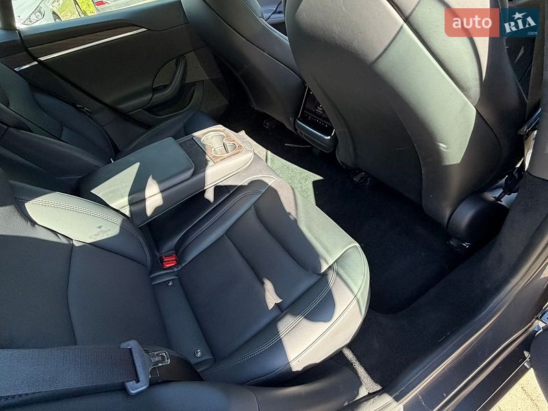 Лифтбек Tesla Model S 2021 в Днепре