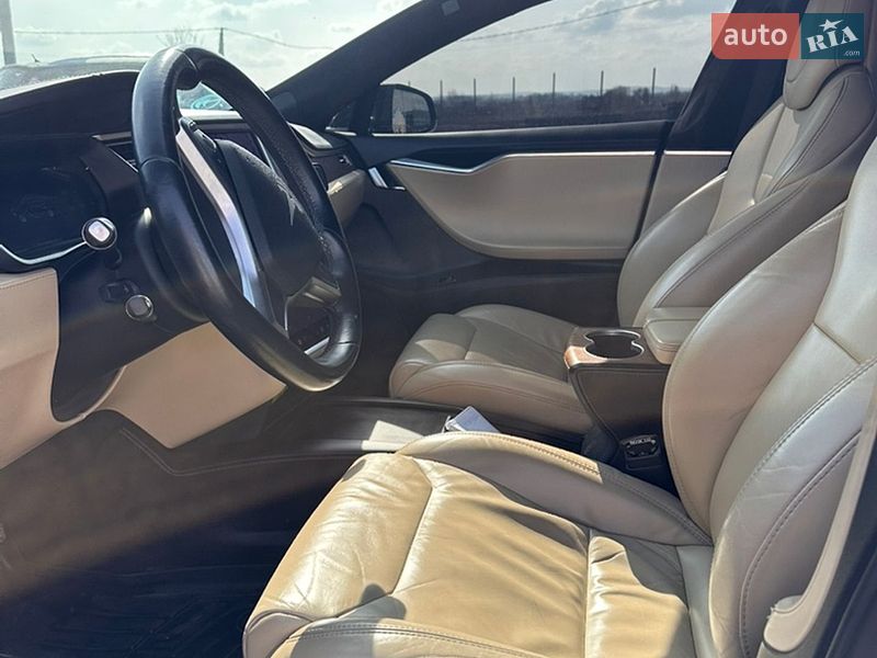 Лифтбек Tesla Model S 2017 в Черновцах