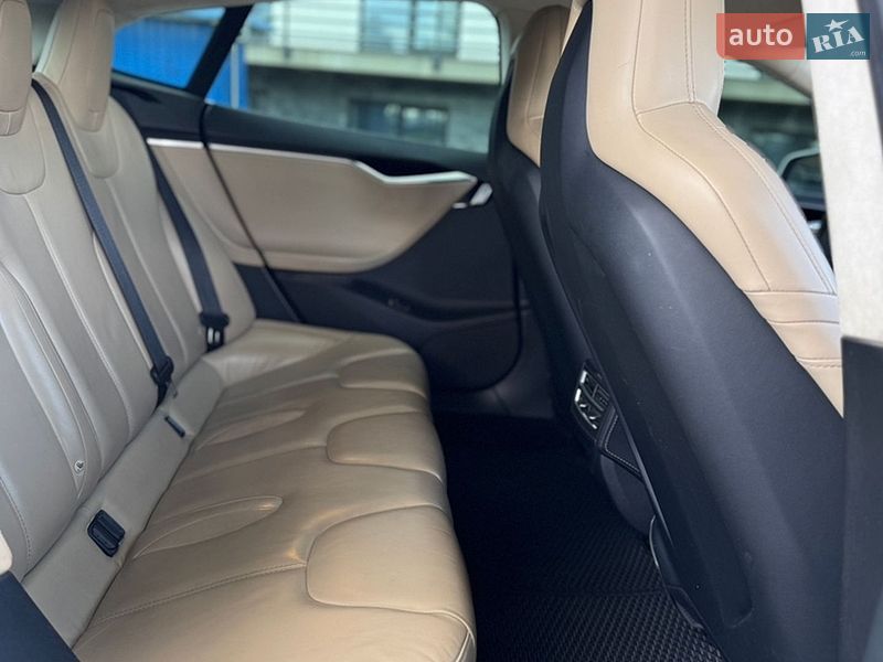 Ліфтбек Tesla Model S 2015 в Мукачевому