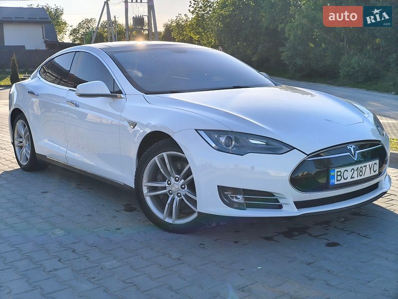 Ліфтбек Tesla Model S 2014 в Львові