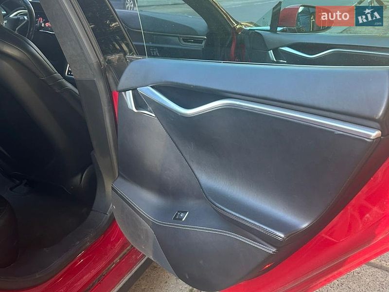 Ліфтбек Tesla Model S 2016 в Львові