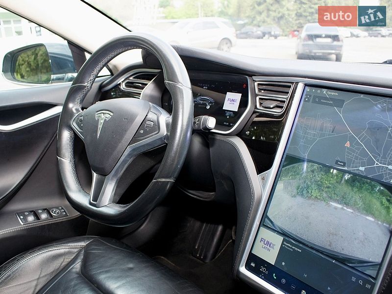 Ліфтбек Tesla Model S 2015 в Львові