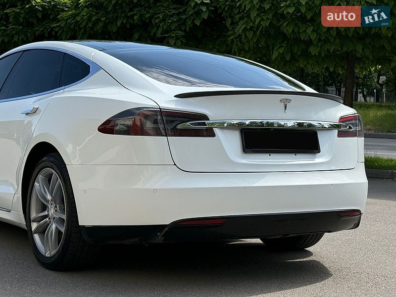 Ліфтбек Tesla Model S 2014 в Дніпрі