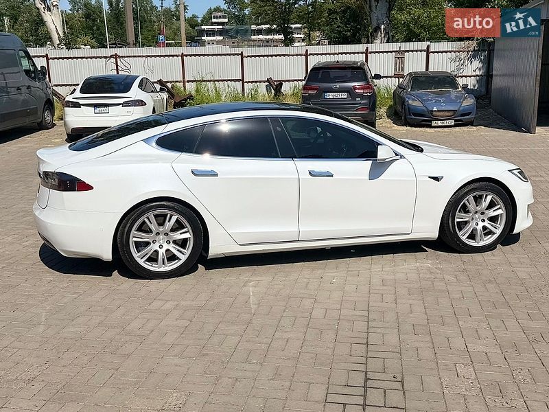 Лифтбек Tesla Model S 2020 в Днепре