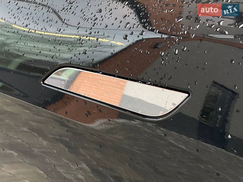 Ліфтбек Tesla Model S 2019 в Києві