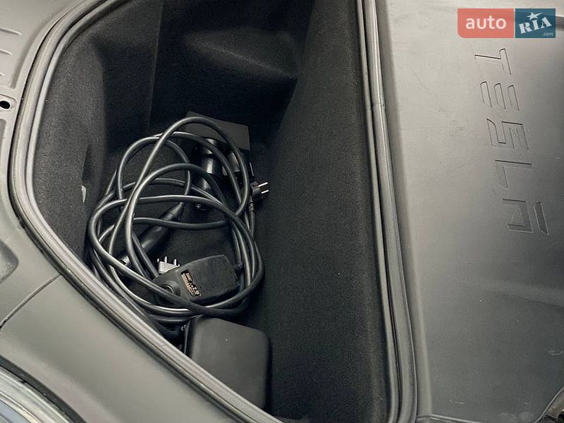 Ліфтбек Tesla Model S 2019 в Києві