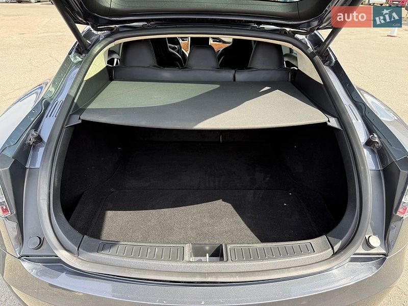Лифтбек Tesla Model S 2016 в Киеве