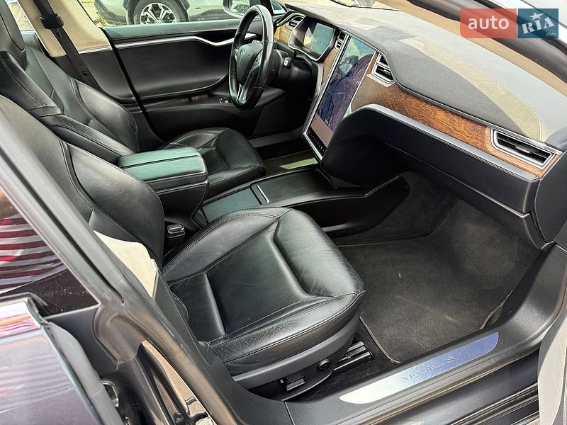Лифтбек Tesla Model S 2016 в Киеве