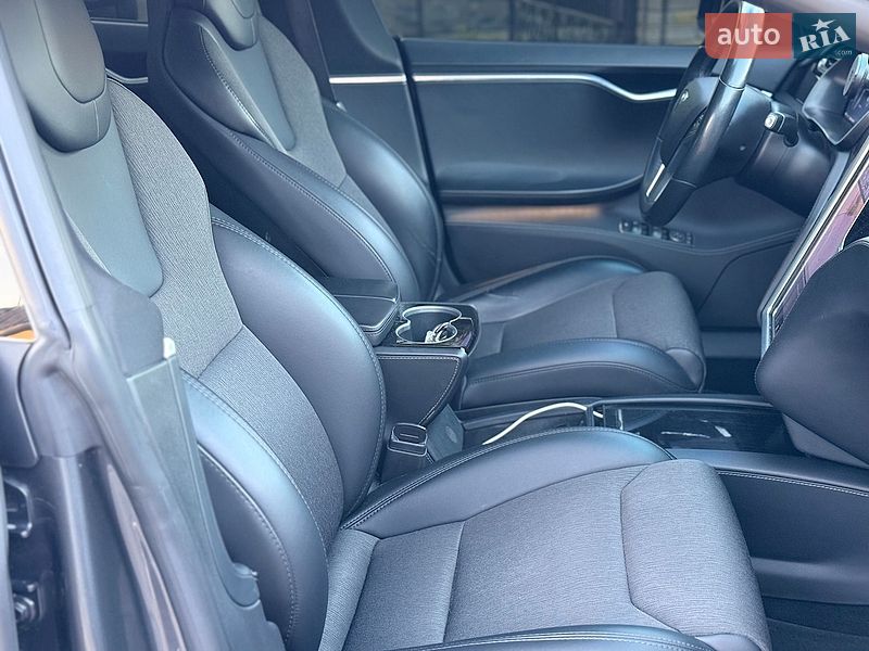 Лифтбек Tesla Model S 2017 в Дубно