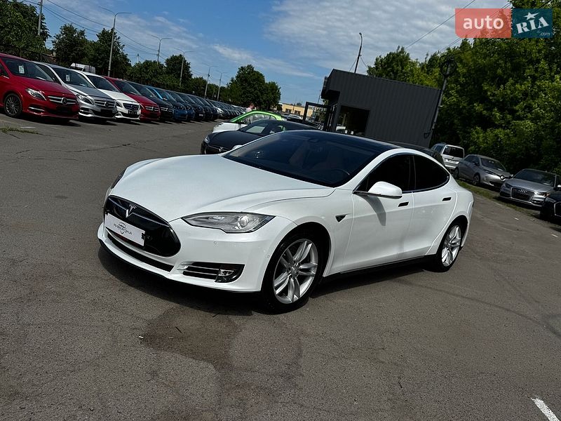Tesla Model S 2015