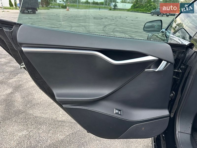 Ліфтбек Tesla Model S 2016 в Києві