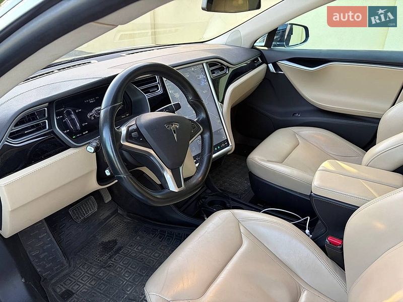 Ліфтбек Tesla Model S 2015 в Львові
