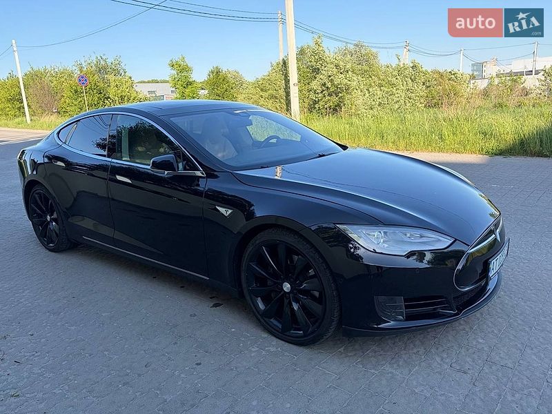 Ліфтбек Tesla Model S 2015 в Львові