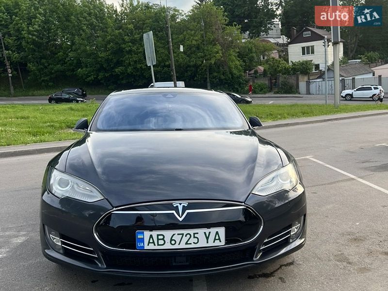 Лифтбек Tesla Model S 2015 в Виннице