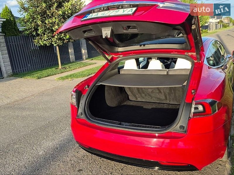 Ліфтбек Tesla Model S 2017 в Києві