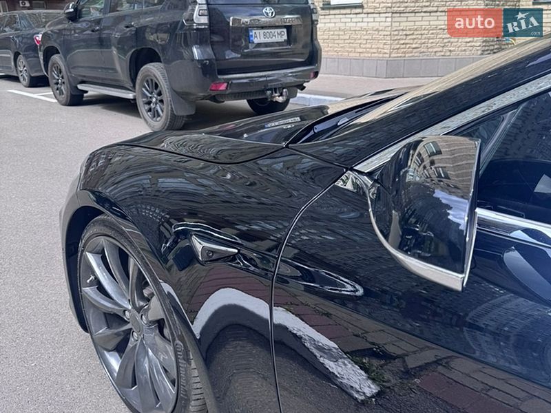 Лифтбек Tesla Model S 2017 в Киеве