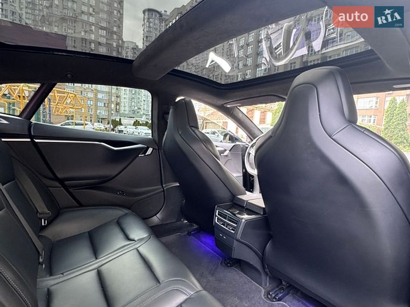 Лифтбек Tesla Model S 2017 в Киеве