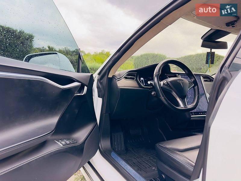 Ліфтбек Tesla Model S 2016 в Дніпрі фото 12 Ліфтбек Tesla Model S 2016 в Дніпрі